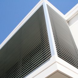 Thiết kế lắp đặt lam chắn cho công ty sang trọng – uy tín – chất lượng