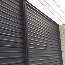 Thiết kế và lắp đặt lam chắn nắng phù hợp cho phòng họp trang trọng – đẹp