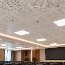 Trần nhôm đục lỗ tiêu âm: Cấu tạo và cách đọc thông số âm học