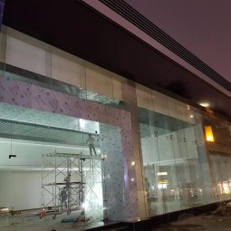 Thiết kế và thi công trần nhôm cho showroom ô tô hiện đại cao cấp