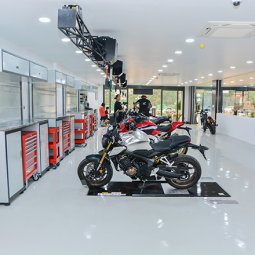 Nơi thiết kế trần nhôm showroom mô tô hiện đại - sang trọng