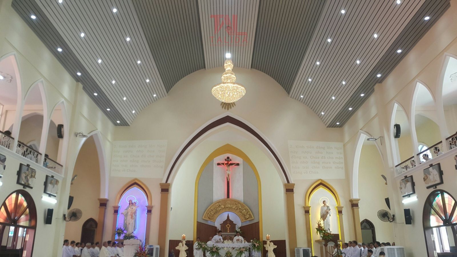 trần nhôm nhà thờ